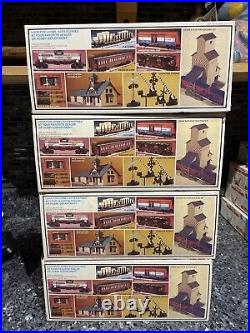 LIONEL DISNEY 1977 MICKEY MOUSE EXPRESS 14-PIECE O/027-G TRAIN SET in Box